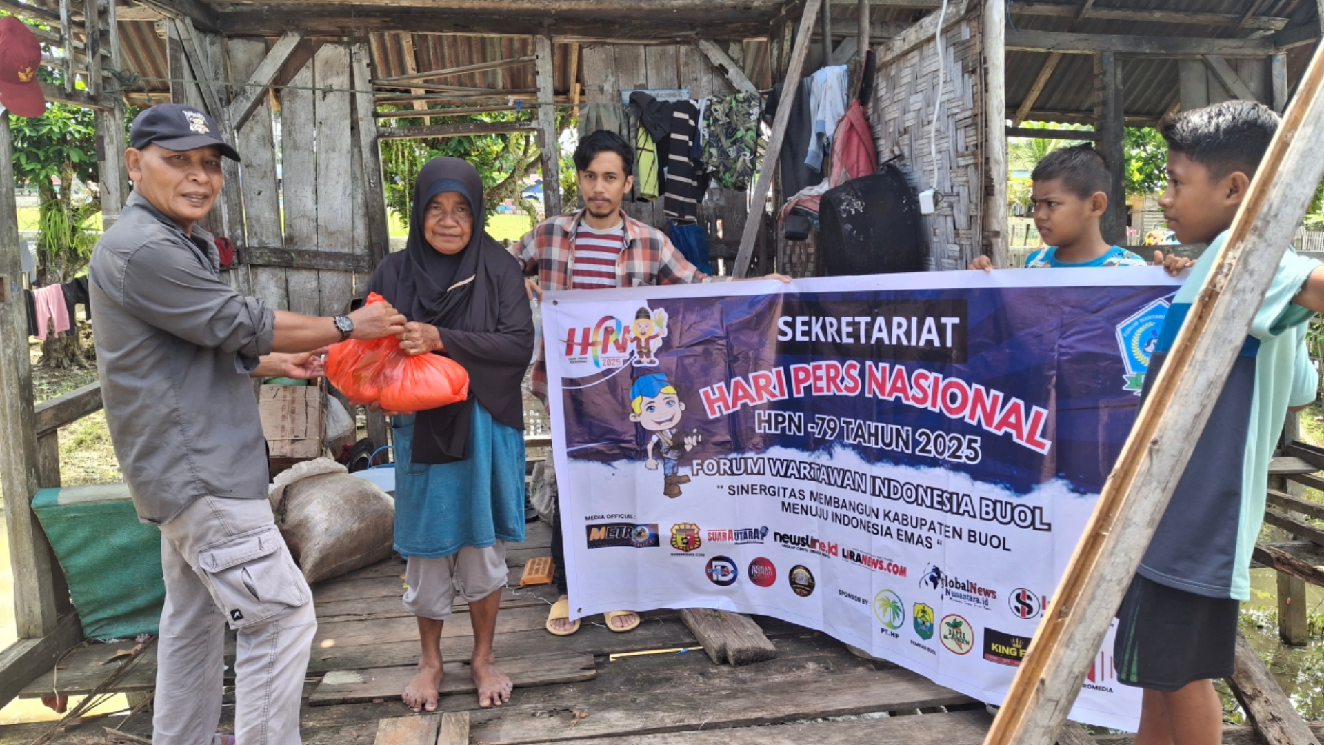 Peringati HPN Ke 79, KOPI Buol Dan FWIB Salurkan Bantuan Sosial