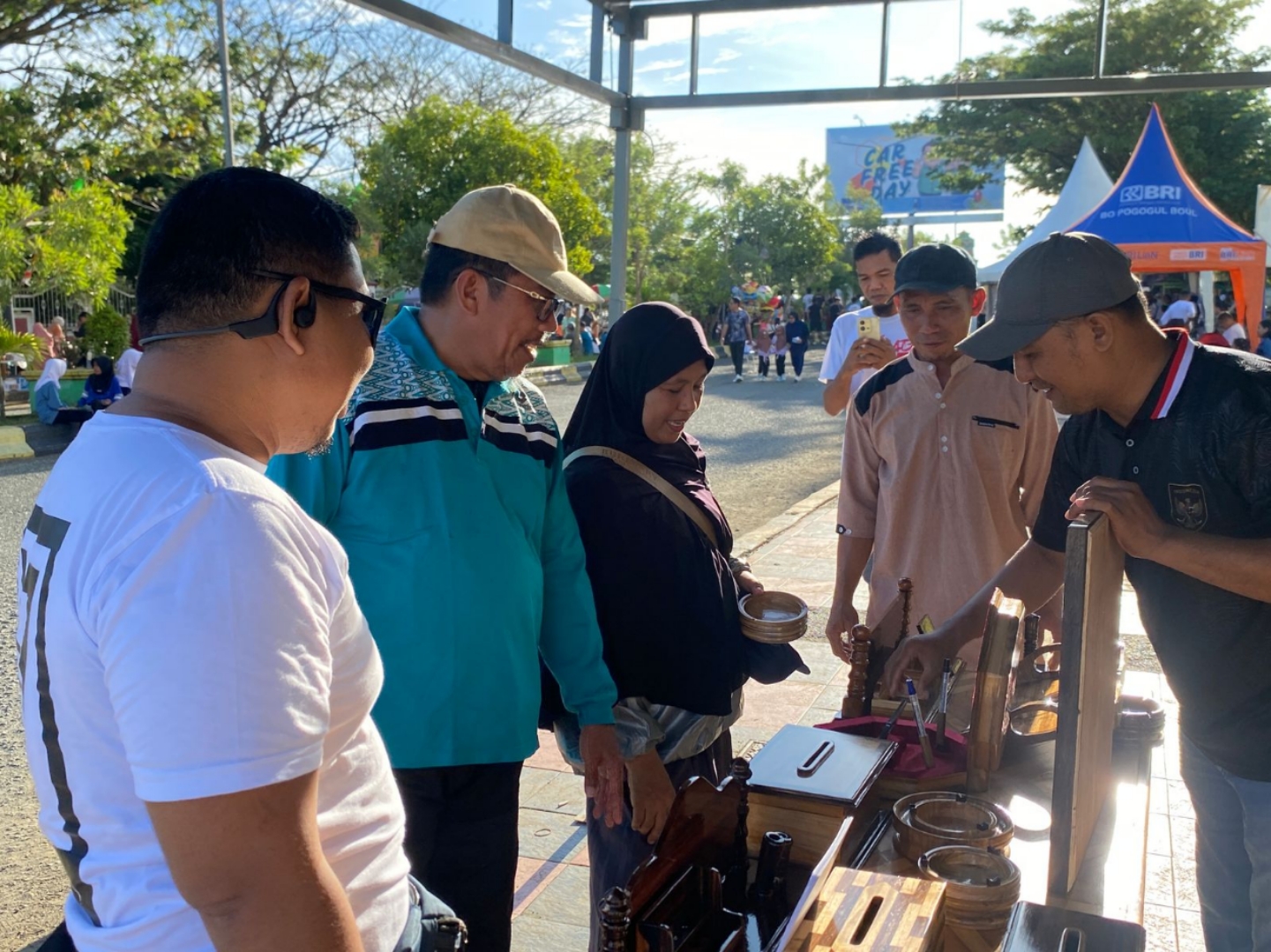 Wabup Buol Dukung UMKM di CFD, Ajak Masyarakat Isi Akhir Pekan Dengan Olahraga