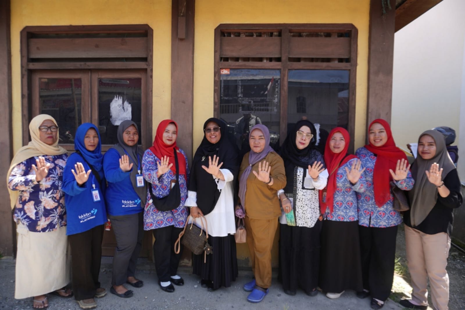 Komunitas Sedekah Jumat Didampingi Dinas P2KBP3A Salurkan Bantuan Gerakan Orangtua Asuh Cegah Stunting di Kecamatan Biau