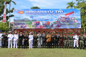 Kapolres Buol Hadiri Upacara HUT TNI ke-80 di Tolitoli, Serahkan Kue Ulang Tahun ke Prajurit
