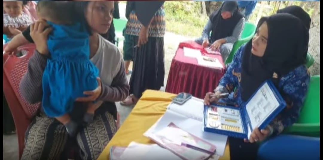 Penyuluh KB Lakukan KIE dan Konseling KB Bagi Pasangan Usia Subur di Posyandu Manggis, Kelurahan Leok I