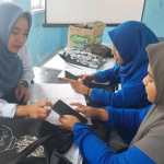 Penyuluh KB Lilis Handayani Dampingi Tim Pendamping Keluarga Dalam Penginputan Sasaran Pekan Genting