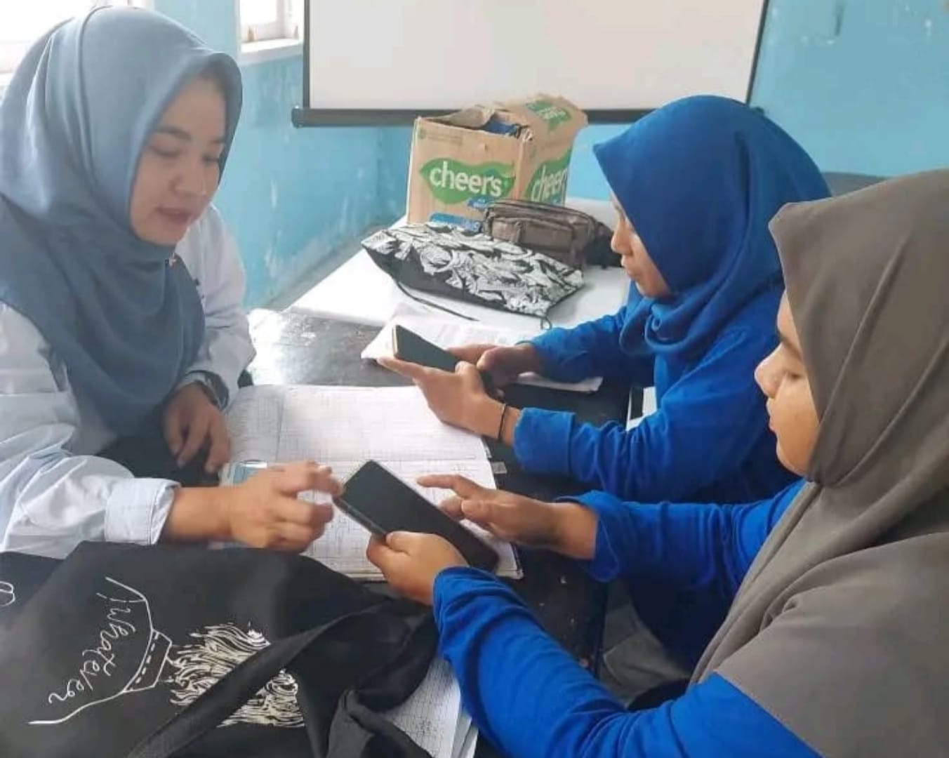 Penyuluh KB Lilis Handayani Dampingi Tim Pendamping Keluarga Dalam Penginputan Sasaran Pekan Genting