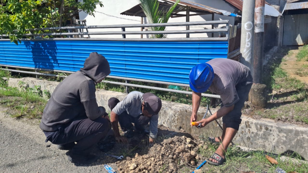 Perumdam Motanang Layani Warga, Tim Teknik Lakukan Pemasangan Sambungan Baru di Leok II