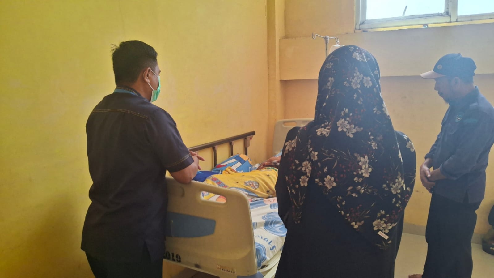 Wujud Kepedulian Terhadap Pegawai, PLT Dirut Perumdam Motanang Kunjungi Karyawan Yang Sedang Sakit