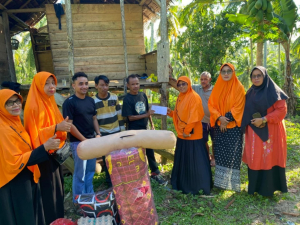 Atap Bocor dan Hidup Tanpa Peralatan Masak, Ketua KSJ Zakiah Dj. Daimaroto Datangi Warga Miskin di Mokupo