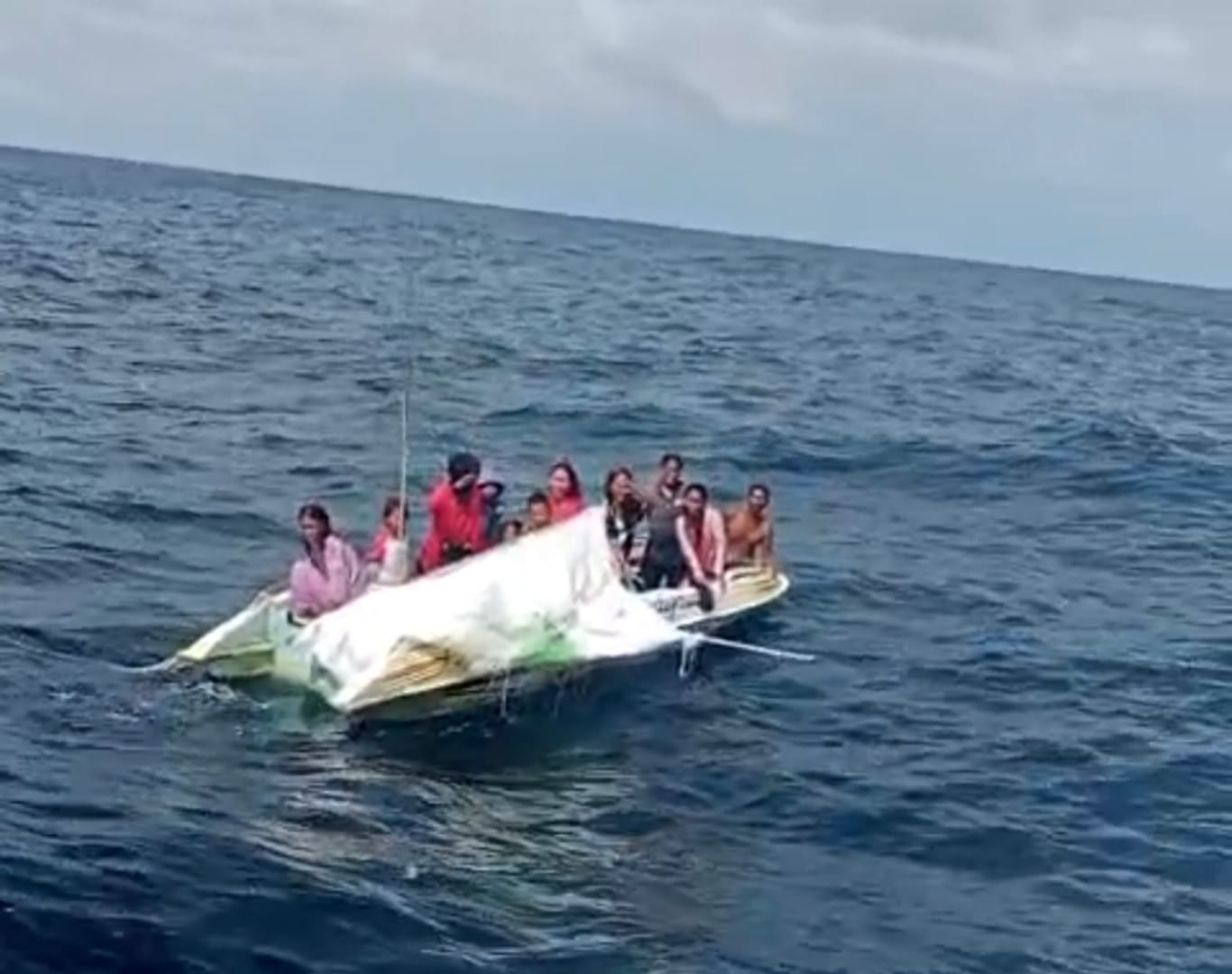 Lima Belas Warga Asing Ditemukan Terapung di Laut, Nelayan Buol Lakukan Penyelamatan