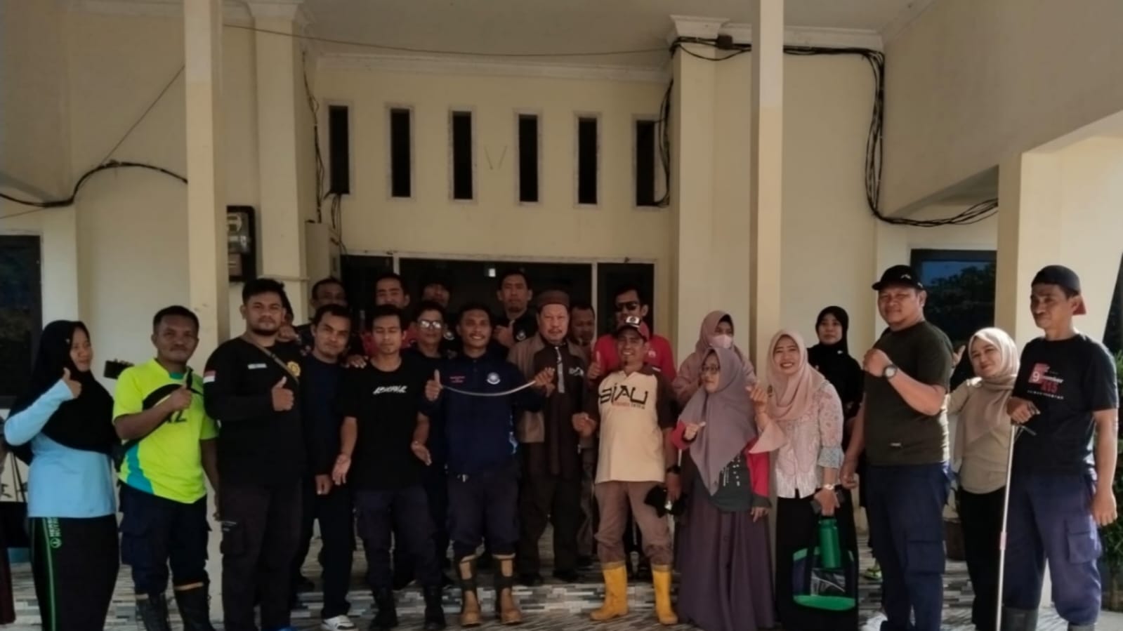Heboh Ular Kelapa Masuk Kantor Perpustakaan, Damkar Buol Lakukan Evakuasi