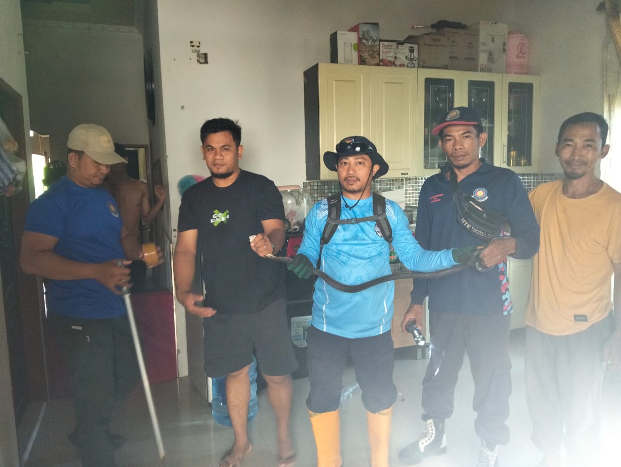 Sigap dan Cepat, Damkar Buol Evakuasi Ular dari Rumah Warga di Bumi Nipah