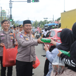 Aksi Humanis Kapolres Buol di Ramadan, Bagikan Takjil Untuk Masyarakat!