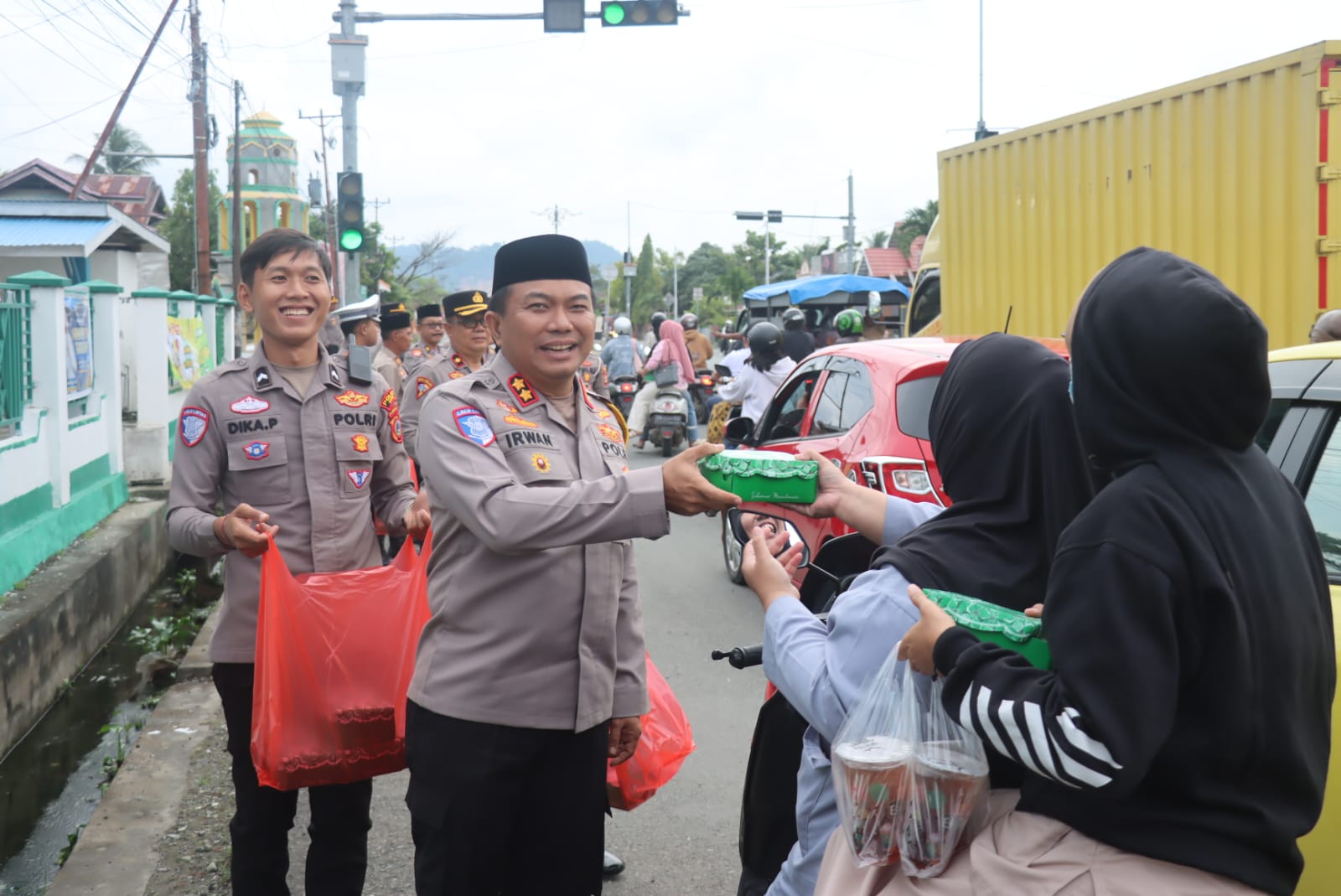 Aksi Humanis Kapolres Buol di Ramadan, Bagikan Takjil Untuk Masyarakat!