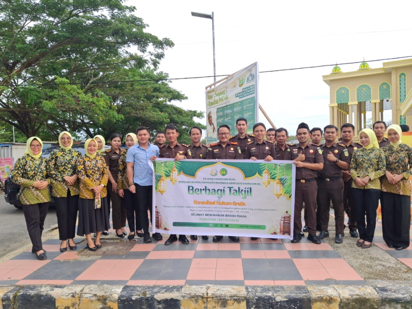 Ramadan Penuh Berkah, Kejari Buol Bagikan 70 Dus Takjil dan 16 Paket Sembako!