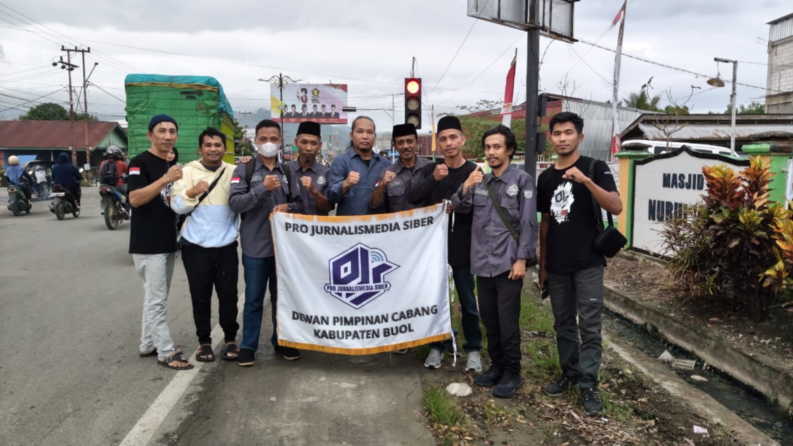Di Penghujung Ramadan, Jurnalis Media Siber Buol Berbagi Takjil untuk Masyarakat