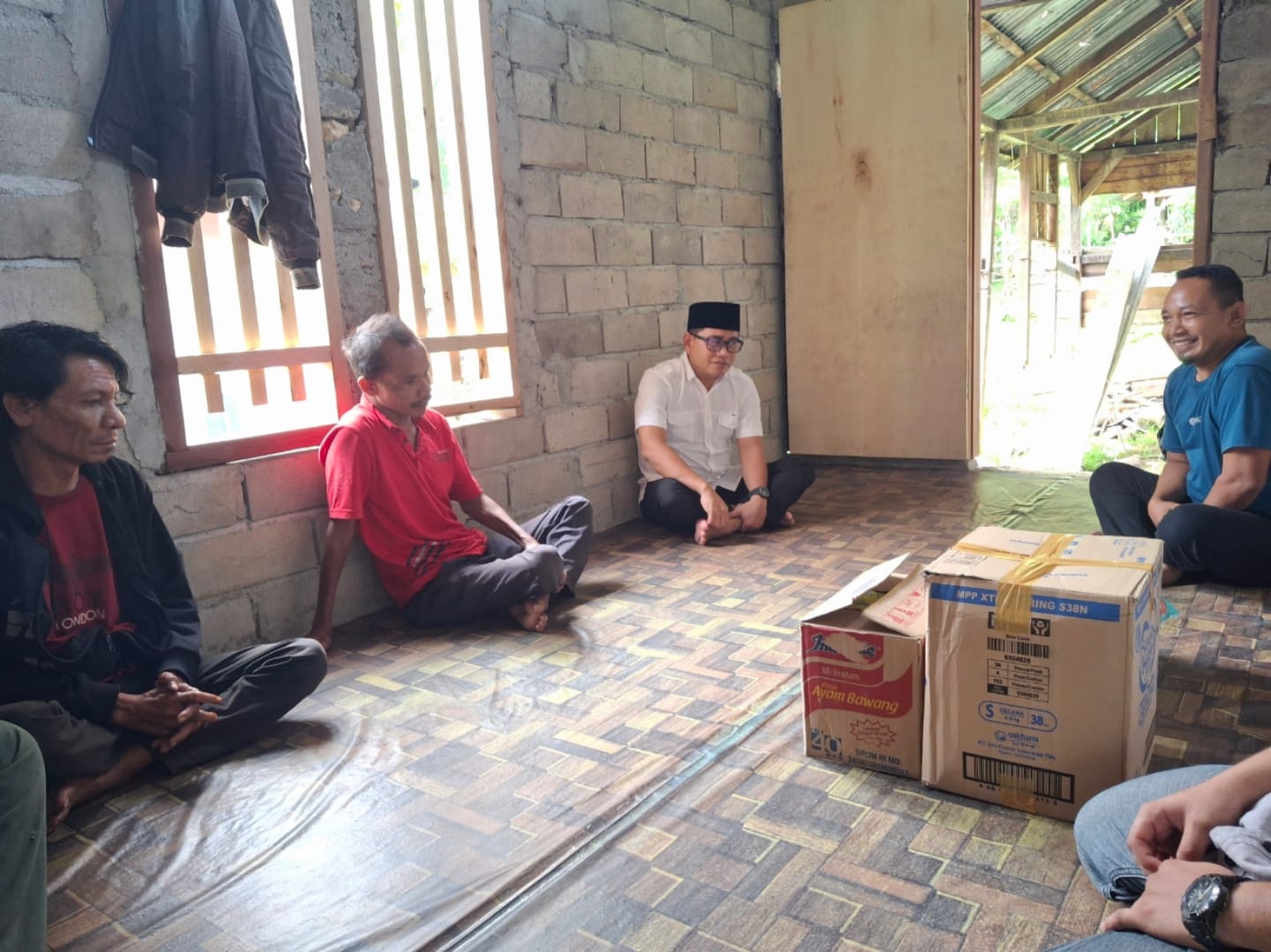 Bupati Buol Datangi Warga Kurang Mampu di Desa Mokupo, Kades ke Mana?