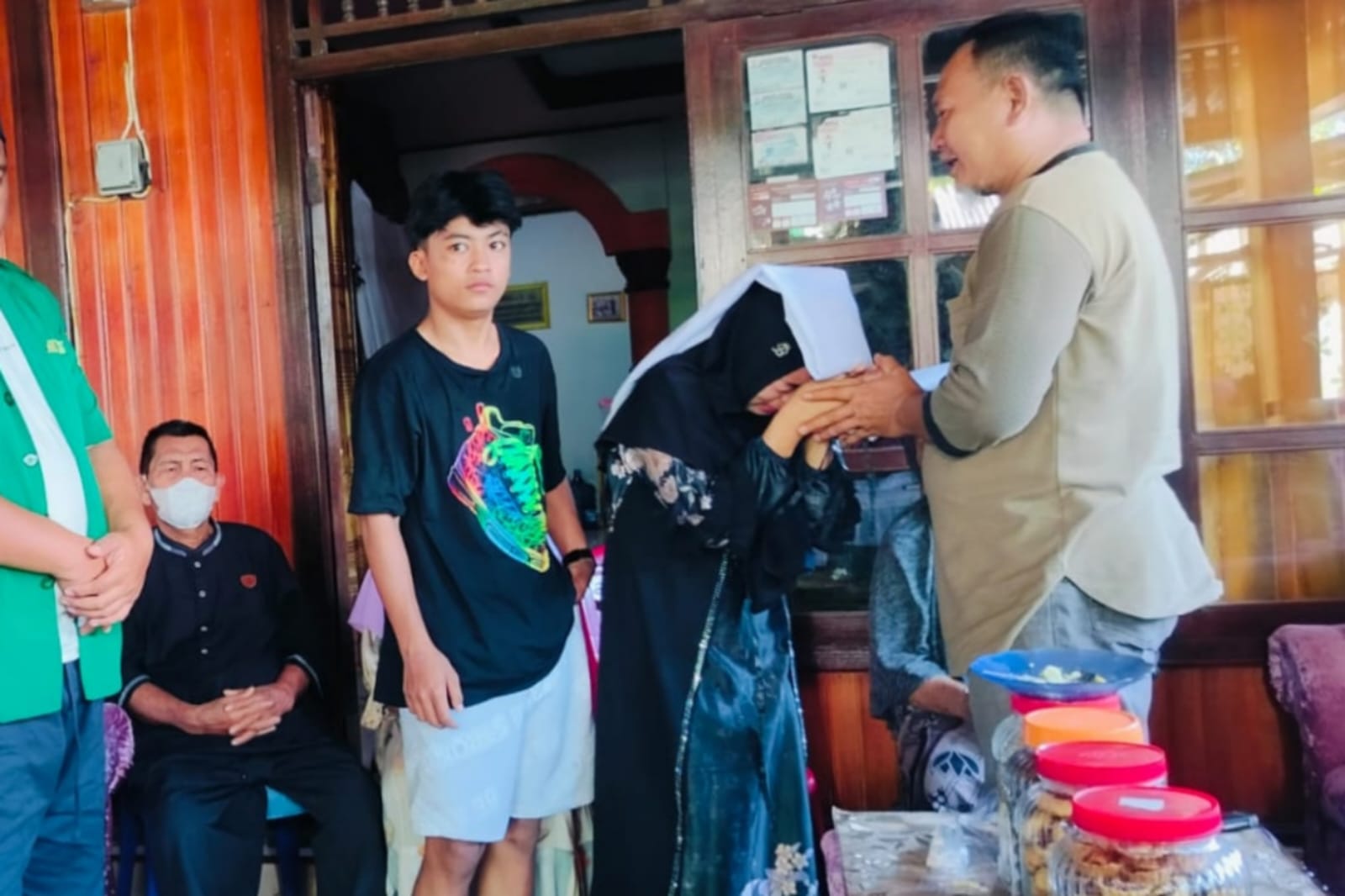 Ismail Korompot Serahkan Santunan Duka, Bukti Kepedulian Jurnalis dan OPD Buol untuk Ruslan Panigoro