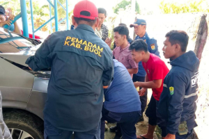 Satpol PP Buol Tangani Evakuasi Kendaraan Terperosok di Area Kantor Camat Biau